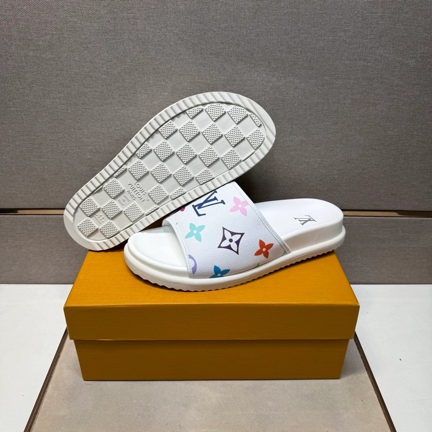 ⬛️Men's shoes 💰p320 [LV～] Men's casual slippers 2025z cabinet sales simultaneously 🔶Size: 38-44 #️⃣ 🔷2 colors🔜The upper is made of multi-material splicing➕Genuine leather lining, comfortable and breathable, sole: original comfortable and wear-resistant outsole, ⚠️Real shot📱Photographed🎬The real thing is better📢📢📢